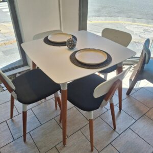 Juego de Comedor Lacar Mesa de 90 x 90 + 4 Sillas Lacar
